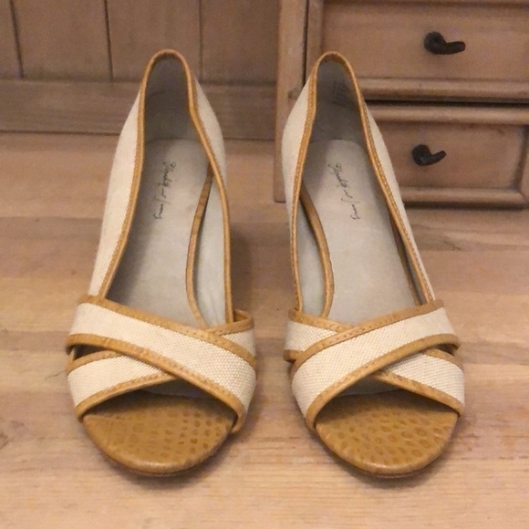 Elizabeth & James Prim Canvas Wedges Peep Toe Leather 8.5 - Picture 2 of 9